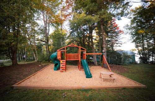 Algonquin Highlands House | Waterfront Night Owl Cottage on Halls Lake