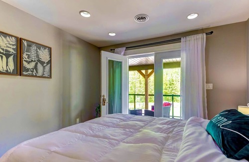 Bobcaygeon Cottage | Waterfront paradise Casa with hot tub