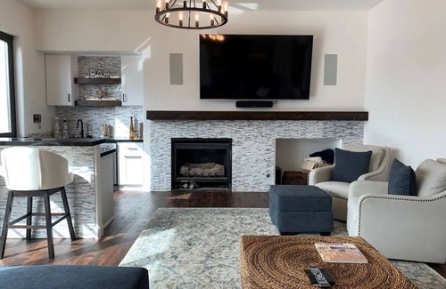 Discovery Bay House | Waterfront Remodeled House close to FAST Water