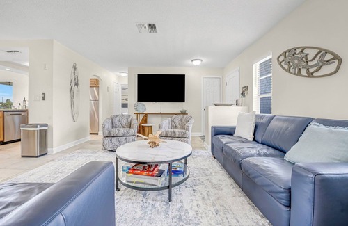 Spring Hill House | WATERFRONT RETREAT WITH DIRECT GULF ACCESS – GOLF CART, KAYAKS, BIKES & MORE!