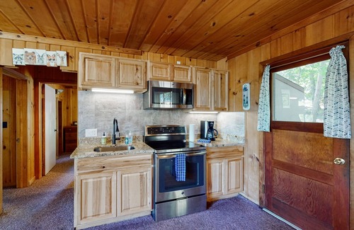 Worley Cabin | Waterfront retreat with a large deck, grill, board games, and AC - dog-friendly