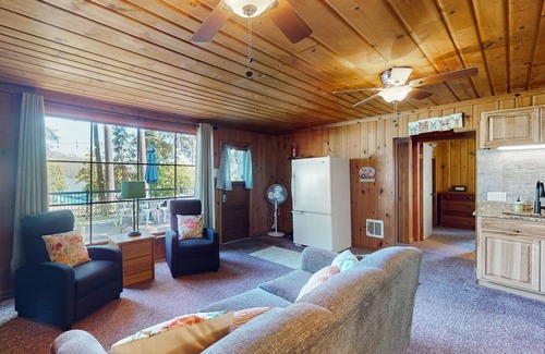 Worley Cabin | Waterfront retreat with a large deck, grill, board games, and AC - dog-friendly