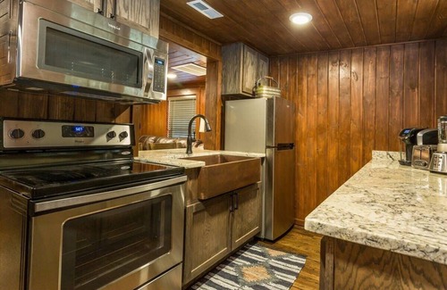 Gatlinburg Cabin | Waterfront/See And Hear Rushing Water/Hot Tub/.9 Miles 2 Downtown Gatlinburg