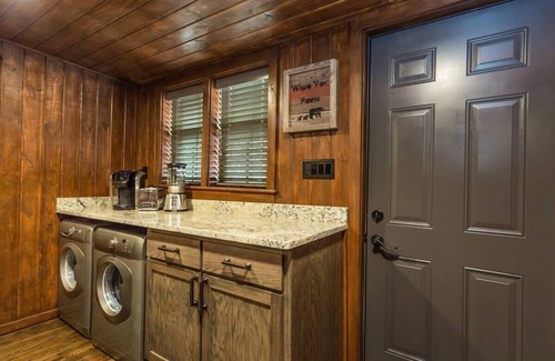 Gatlinburg Cabin | Waterfront/See And Hear Rushing Water/Hot Tub/.9 Miles 2 Downtown Gatlinburg