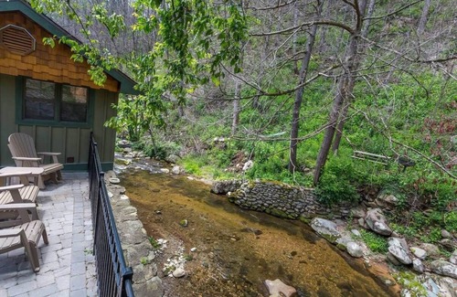 Gatlinburg Cabin | Waterfront/See And Hear Rushing Water/Hot Tub/.9 Miles 2 Downtown Gatlinburg
