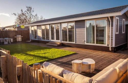 Vinkeveen Ski Chalet | Waterfront tiny home with spacious garden