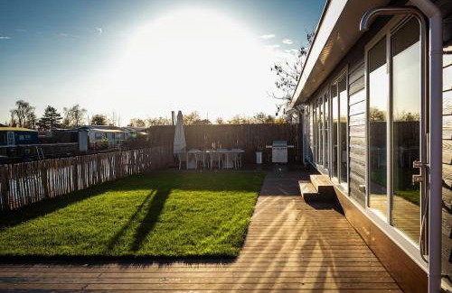 Vinkeveen Ski Chalet | Waterfront tiny home with spacious garden