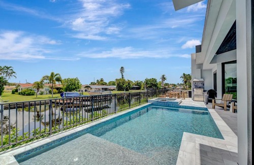 Yacht Club House | Waterfront Wine Down