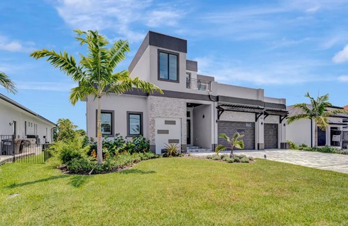 Yacht Club House | Waterfront Wine Down