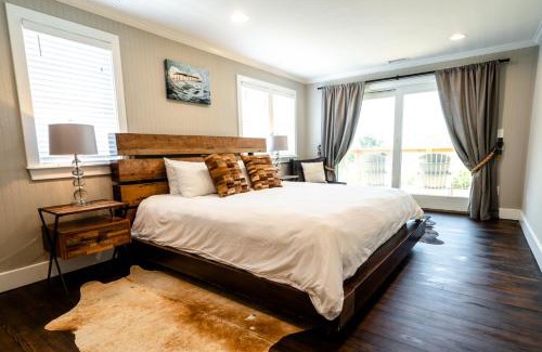 Waves House | Watermen's Hideout - Waterfront 2-Bed, 1-Bath Cottage with HOT TUB & Private Dog Run!