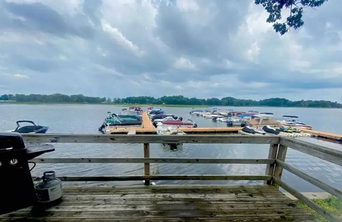Pulaski Apartment | Waters edge cabin, with marina view
