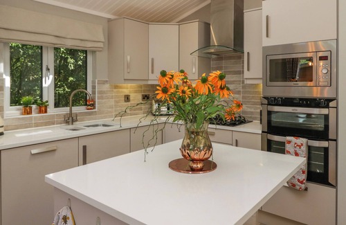 Troutbeck Bridge Cottage | WATERSIDE LODGE, family friendly, with pool in Windermere