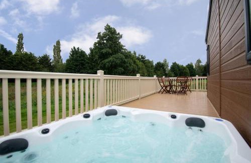 Allerthorpe Cabin | Waterside Retreat With Hot Tub