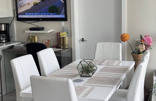 Crosstown Condo | Waterview Bright AC condo in vancouver DT2BR3BD 2BTsleeps 4 guests free parking