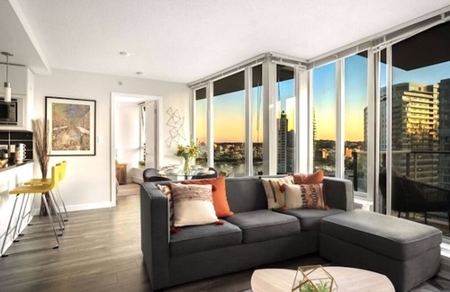 Crosstown Condo | Waterview Bright AC condo in vancouver DT2BR3BD 2BTsleeps 4 guests free parking