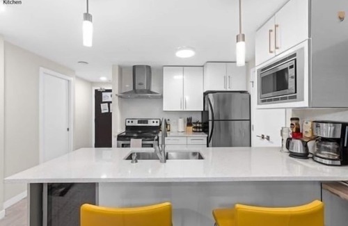 Crosstown Condo | Waterview Bright AC condo in vancouver DT2BR3BD 2BTsleeps 4 guests free parking
