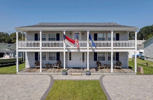 Swansboro Apartment | Waterview Swansboro Sandpiper #2. One block from everything! Cozy 1 Bdrm/1Bth.