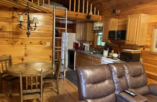 Bryson City Cabin | Waterwheel Cabin! Whitewate, Hottub,Casino,Hiking,Fishing. 40"smart TV bedrooms