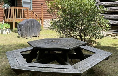 Bryson City Cabin | Waterwheel Cabin! Whitewate, Hottub,Casino,Hiking,Fishing. 40"smart TV bedrooms