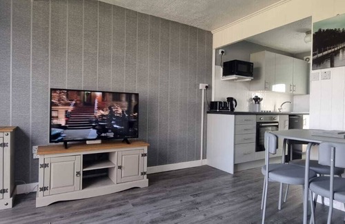Bont Newydd Ski Chalet | Watkin Cabin – Peaceful 2-Bed Chalet Near Snowdonia & Caernarfon