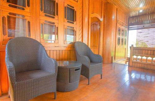 Sidomulyo Villa | Watu Emas 1 with Shared Pool and Balcony