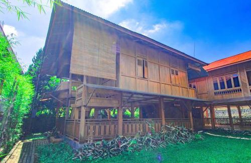 Sidomulyo Villa | Watu Emas 1 with Shared Pool and Balcony