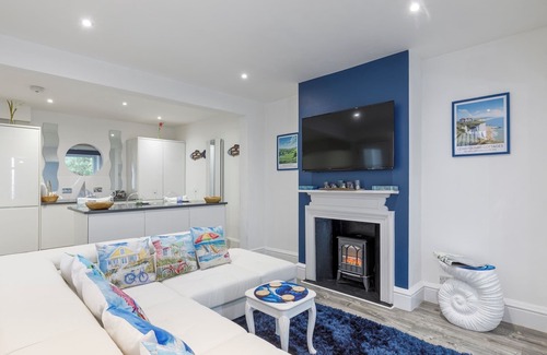 Ovingdean House | Wave Watcher- 4 bedroom sea view home, Sleeps up to 8 guests – 4 double bedrooms – 2.5 bathrooms