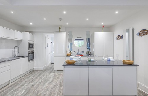 Ovingdean House | Wave Watcher- 4 bedroom sea view home, Sleeps up to 8 guests – 4 double bedrooms – 2.5 bathrooms