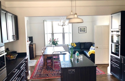 St Ives House | Waves End, St Ives. Amazing Views, Hot tub & private parking for 2 cars.
