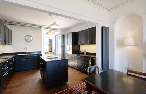 St Ives House | Waves End, St Ives. Amazing Views, Hot tub & private parking for 2 cars.