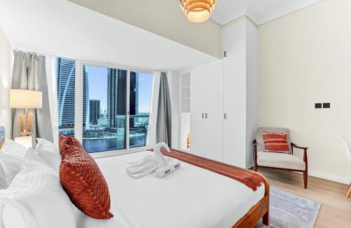 Jumeirah Lake Towers Apartment | Waves - Modern Studio with Stunning Lake Views in JLT