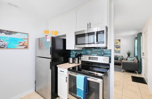 Indian Harbour Beach Apartment | Waveside~ Walk to the beach, Pool, BBQ, Games, Gym