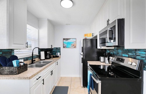 Indian Harbour Beach Apartment | Waveside~ Walk to the beach, Pool, BBQ, Games, Gym