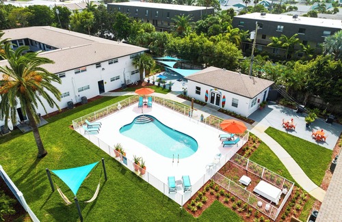 Indian Harbour Beach Apartment | Waveside~ Walk to the beach, Pool, BBQ, Games, Gym