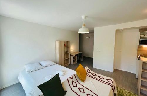 Barbatre Apartment | We Live In R - Suite 102