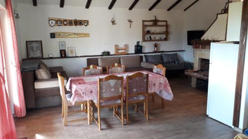 Canton 10 House | Weekend House Petar