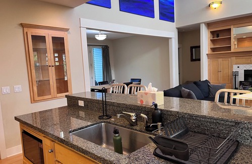Cedar Mill Apartment | Weekly/Monthly Luxury Executive 1-Bedroom – Elegance and Comfort in Portland