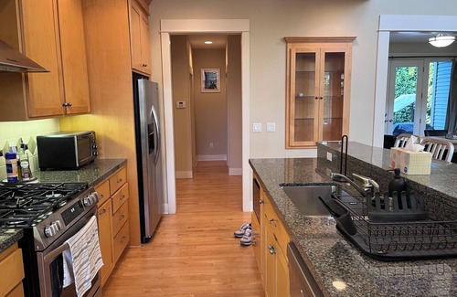 Cedar Mill Apartment | Weekly/Monthly Luxury Executive 1-Bedroom – Elegance and Comfort in Portland