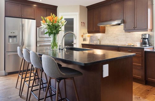 South Pandosy House | WEEKLY RATES + 5 MINS TO THE BEACH