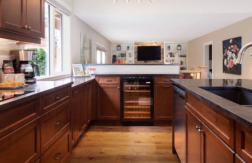 South Pandosy House | WEEKLY RATES + 5 MINS TO THE BEACH