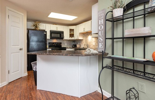 Orange Beach East Condo | WEEKLY SPECIALS! Perfect Location! 2 Bedroom GULF FRONT