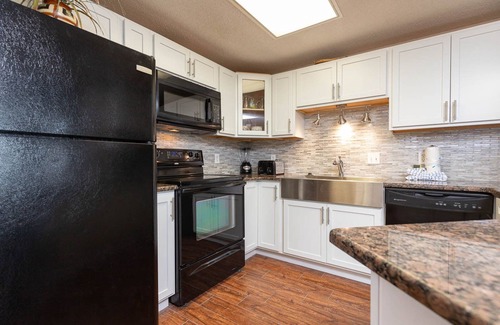Orange Beach East Condo | WEEKLY SPECIALS! Perfect Location! 2 Bedroom GULF FRONT