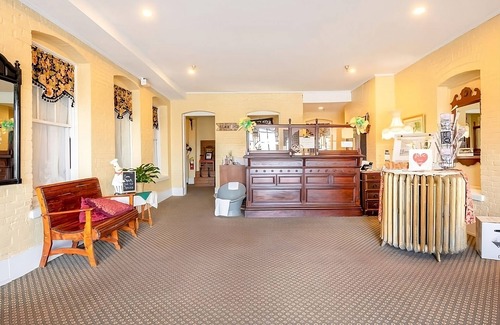 Abbeville House | Welcome to Abbeville! Short Drive to Greenwood City Garden! FREE Parking!
