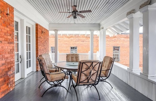Abbeville House | Welcome to Abbeville! Short Drive to Greenwood City Garden! FREE Parking!