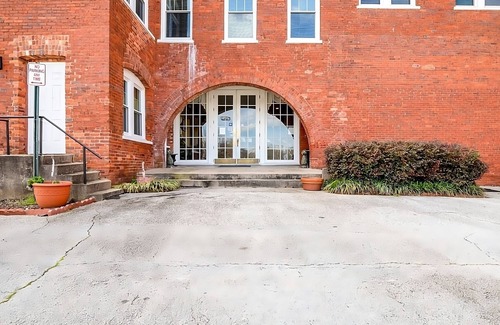 Abbeville House | Welcome to Abbeville! Short Drive to Greenwood City Garden! FREE Parking!