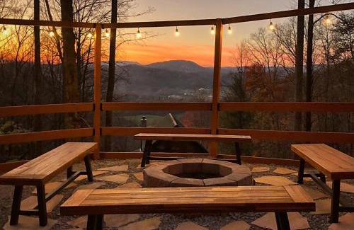 Gatlinburg - Pigeon Forge House | Welcome to Bearfeet Retreat a pristine cabin in a quiet corner in the heart of Wears Valley