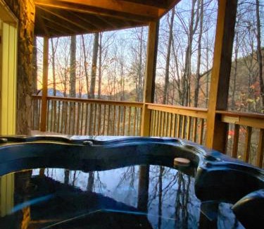 Gatlinburg - Pigeon Forge House | Welcome to Bearfeet Retreat a pristine cabin in a quiet corner in the heart of Wears Valley