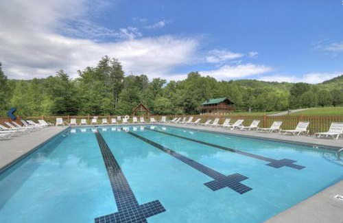 Gatlinburg - Pigeon Forge House | Welcome to Bearfeet Retreat a pristine cabin in a quiet corner in the heart of Wears Valley