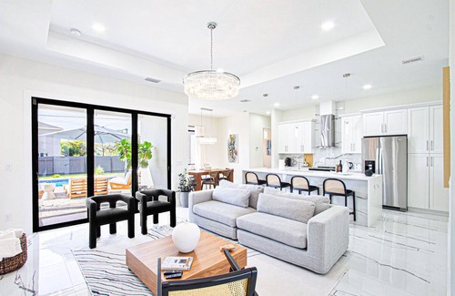 Diplomat House | Welcome to Casa Capri - Heated Pool - Pet friendly - Relaxing Gateway