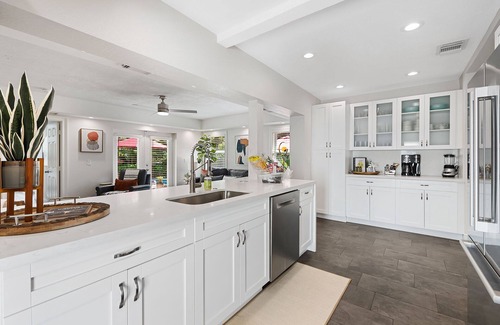 Victoria Park House | Welcome To Coconut Cottage, A Tropical Oasis In The Heart Of The City!